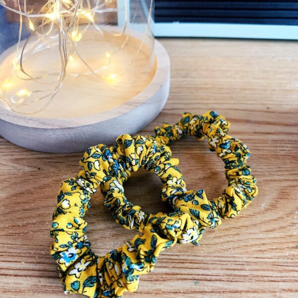 Mini chouchou jaune moutarde fleuri