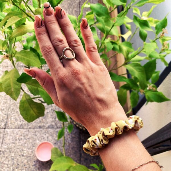 Mini chouchou jaune pâle fleuri