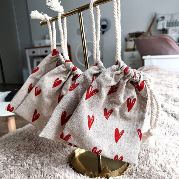 Pochon emballage cadeau réutilisable coeurs rouges