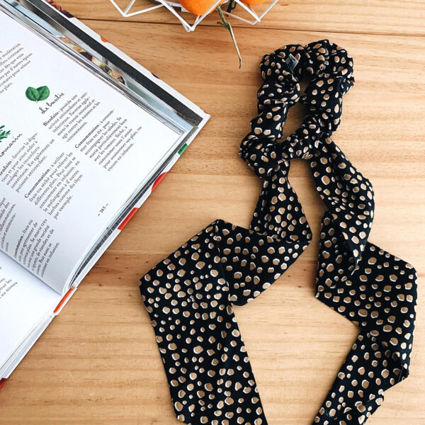 chouchou foulard fond noir motif tacheté noisette et blanc