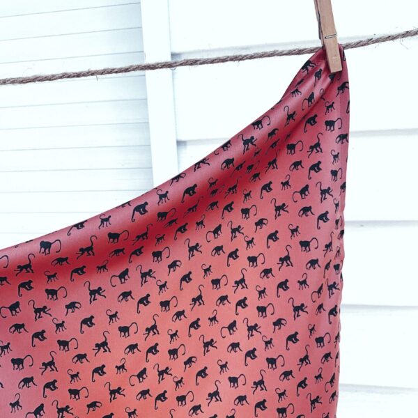 Foulard corail motif singes