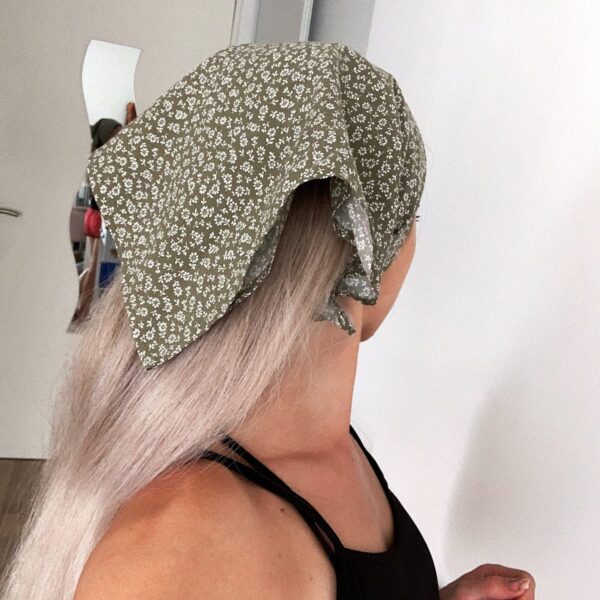 foulard kaki fleurs blanches