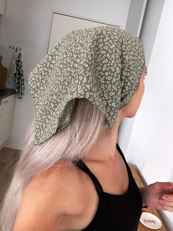 foulard kaki fleurs blanches