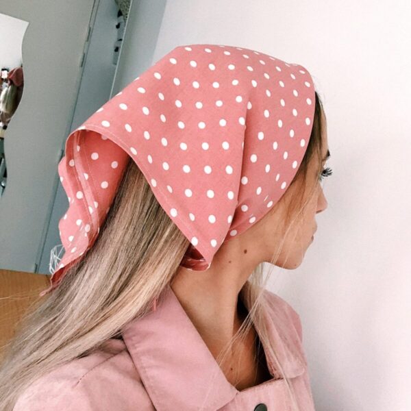 foulard rose à pois blancs