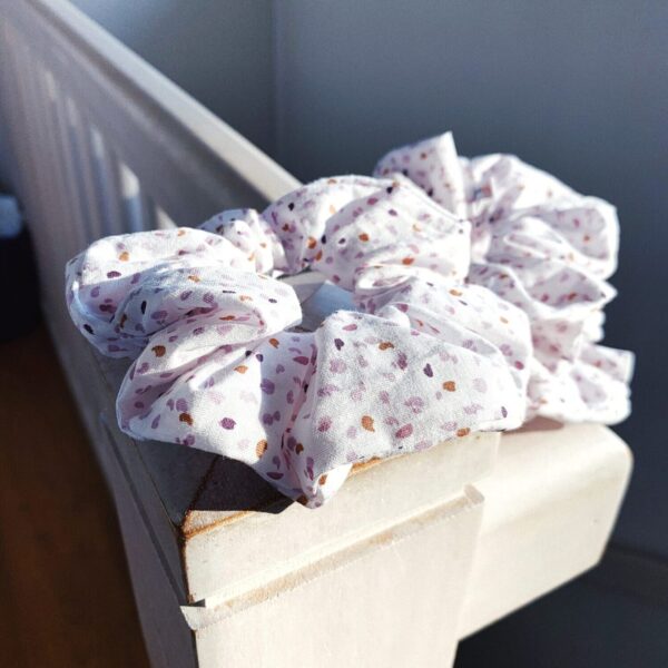 chouchou fond blanc motif mosaïque lilas