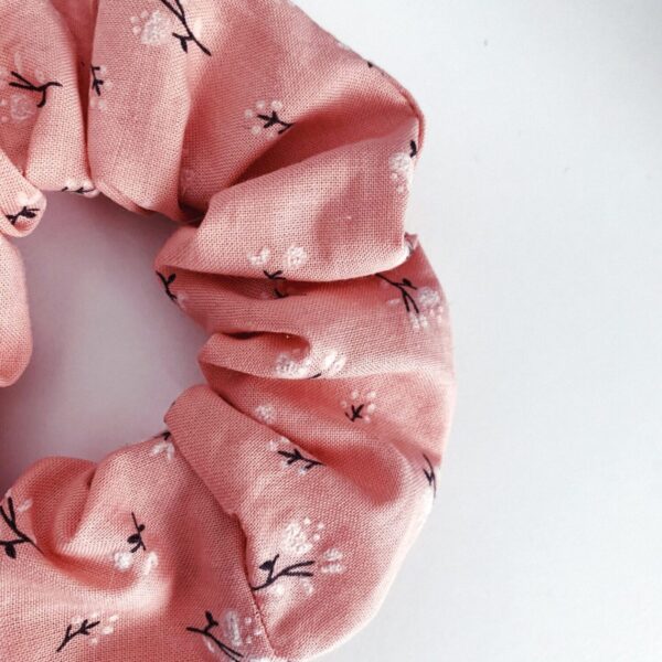 chouchou rose pâle fleurs de coton relief