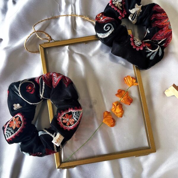 Chouchou noir automnale satin brodé de fleurs rouges orangées