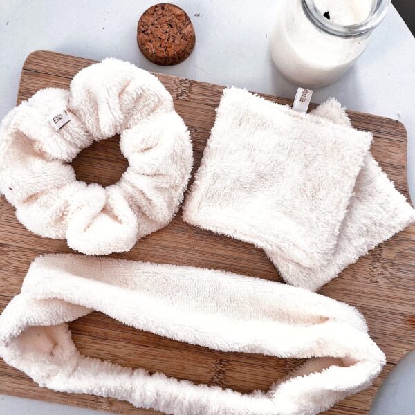coffret éponge bambou 1 chouchou 2 cotons démaquillants et 1 bandeau en crème pour routine soin