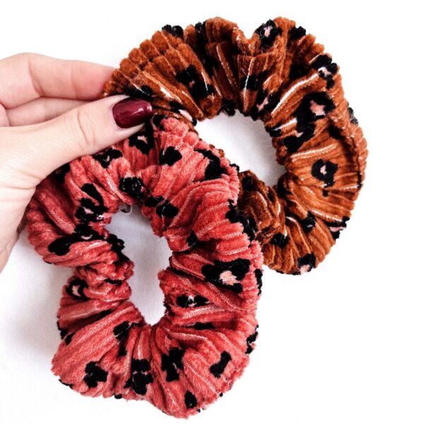 Chouchou en velours côtelé marron et rose motif léopard noir et beige rosé, fait main par Elib Mode