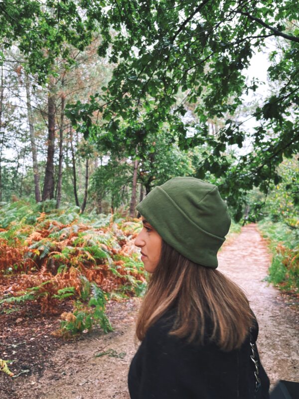 Bonnet en polaire de coton vert olive avec écusson marguerite blanche ou papillon orange et noir, taille unique