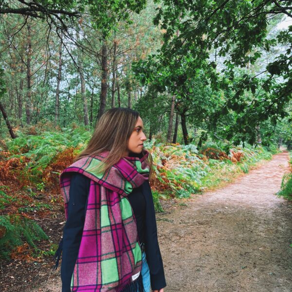 Écharpe à carreaux violines et vert anis avec franges bleu marine en polyester doux, vue de face