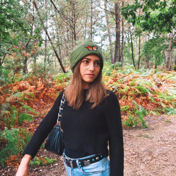 Bonnet en polaire de coton vert olive avec écusson papillon orange et noir, taille unique