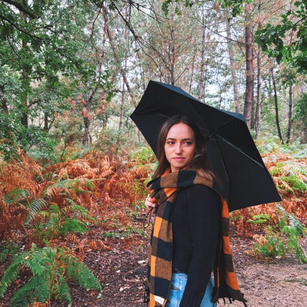 Écharpe à carreaux noir et orange en polyester doux, avec six nœuds faits main, vue de face