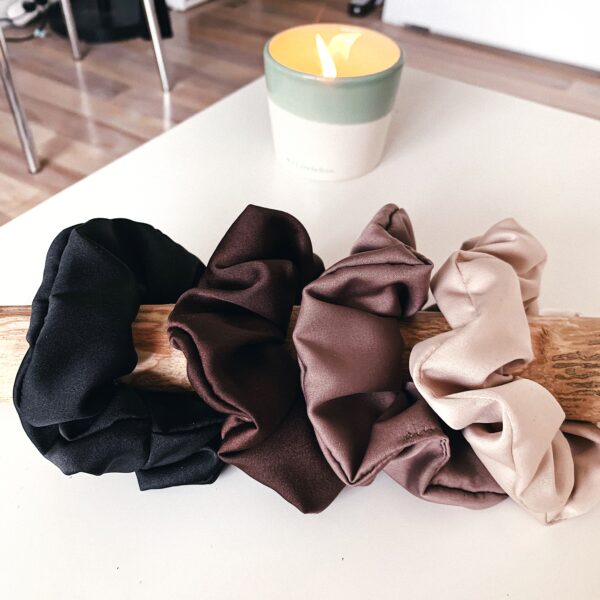 Chouchous en satin mat coloris praliné, marron glacé et marron chocolat