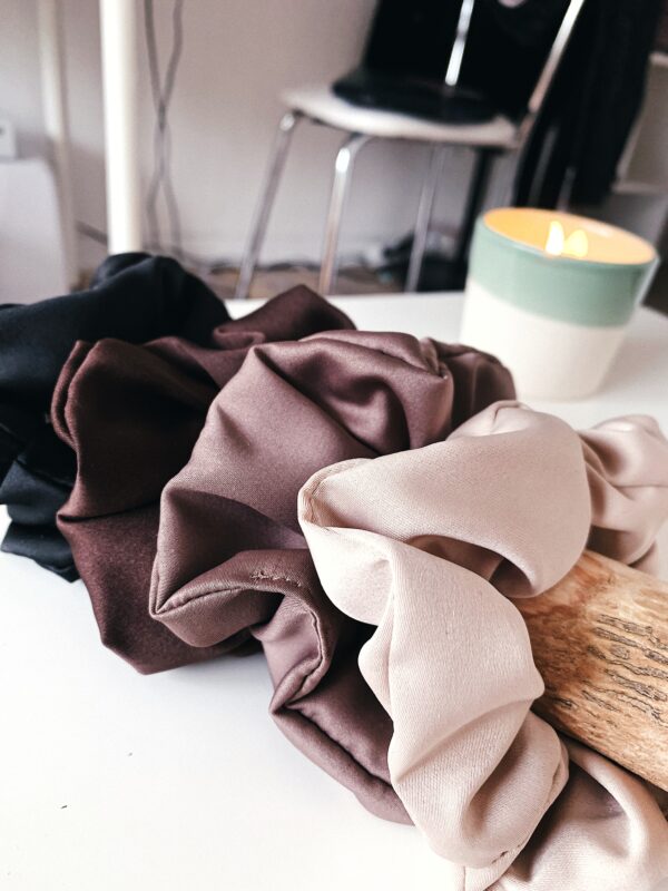 Chouchous en satin mat coloris praliné, marron glacé et marron chocolat