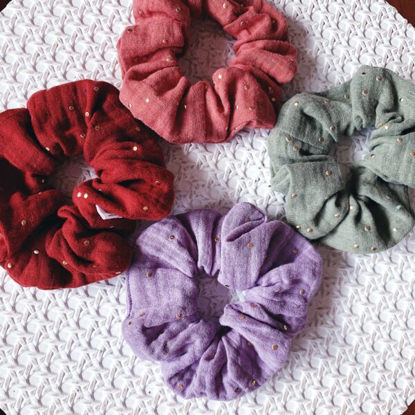 Ensemble de chouchous en double gaze de coton avec strass dorés dans 5 coloris : vert d'eau, lilas, terracotta, rose marsala et noir.