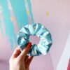 Chouchou en coton bleu turquoise avec motif marguerites blanches et cœur jaune