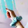 Chouchou en coton bleu turquoise avec motif marguerites blanches et cœur jaune
