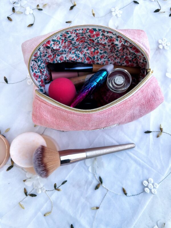 Trousse de toilette rose pastel avec doublure fleurie.