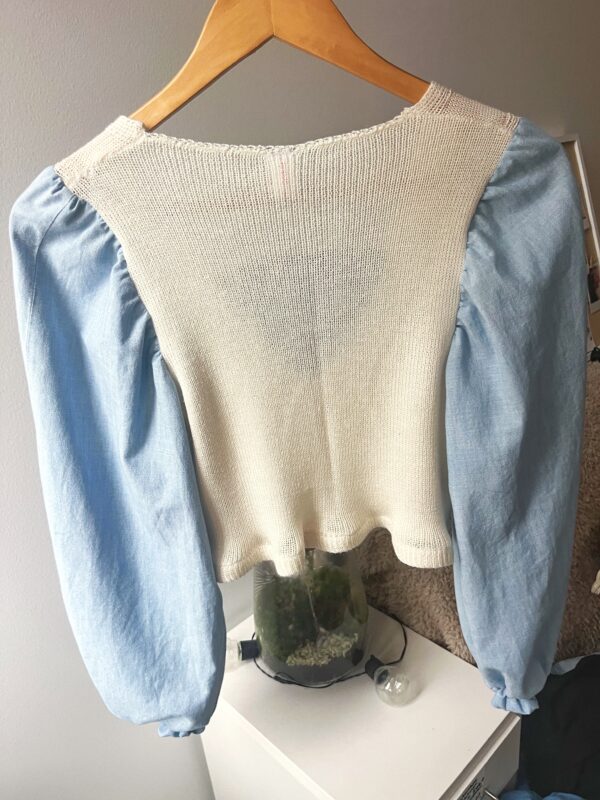 Blouse en tricot crème avec broderies florales et manches en jean bouffantes, modèle unique Elib Mode.