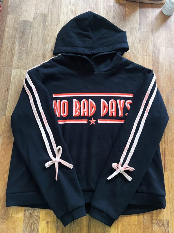 Sweat noir à capuche customisé “No Bad Days” avec bandes roses faites main, modèle unique Elib Mode