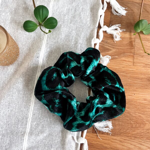 Chouchou en velours tacheté léopard noir et vert menthe