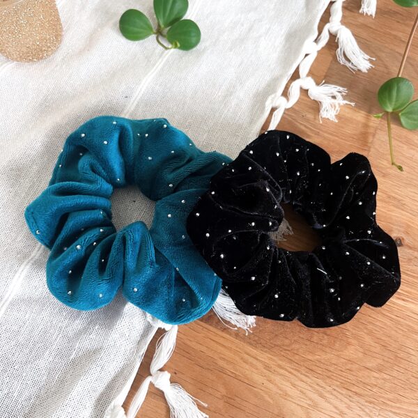 Chouchou en velours doux avec strass argentés en relief, disponible en bleu canard et noir, fait main