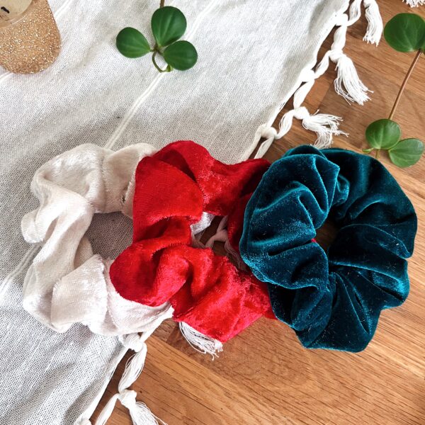 Chouchous festifs en velours ras polyester ultra doux, coloris bleu canard, beige et rouge vif