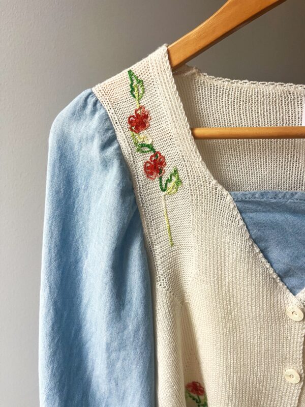 Blouse en tricot crème avec broderies florales et manches en jean bouffantes, modèle unique Elib Mode.