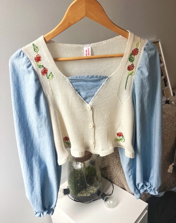 Blouse en tricot crème avec broderies florales et manches en jean bouffantes, modèle unique Elib Mode.