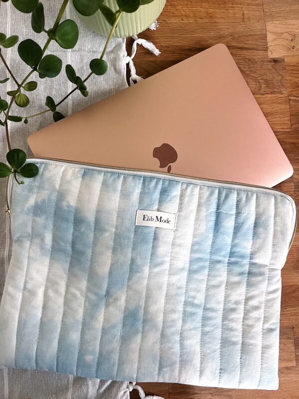 Pochette d'ordinateur Mac bleue tie and dye, upcyclée à partir d’un ancien protège-lit