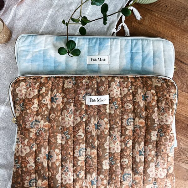 Pochettes d’ordinateur upcyclées taille Mac, créations uniques en tissu vintage