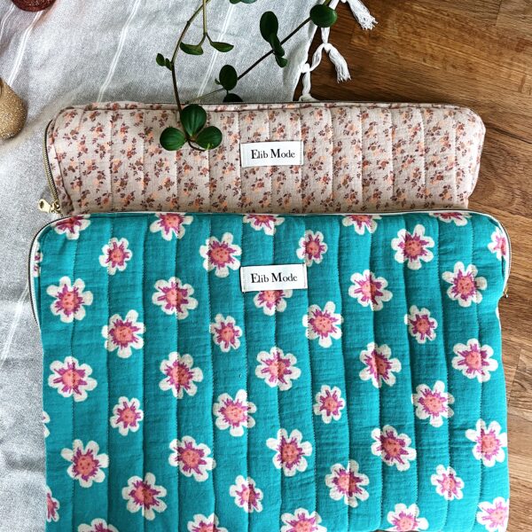 Pochettes d’ordinateur Mac matelassées en double gaze de coton vert émeraude et beige rosé, finitions élégantes et modèles uniques.