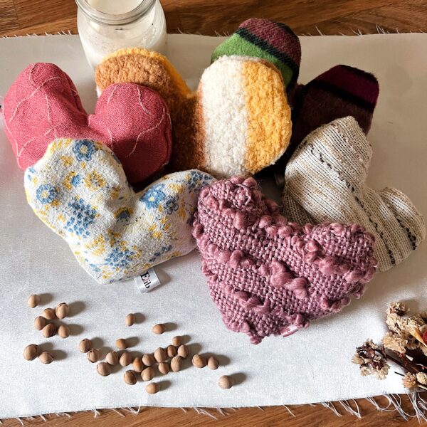 Bouillottes sèches en noyaux de cerises, modèles variés, idéales pour soulager les douleurs et se réchauffer.