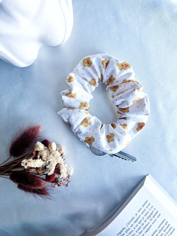 Chouchou blanc motif fleuri avec fleurs jaunes moutardes, touches de rouge et pois roses, fermeture éclair blanche