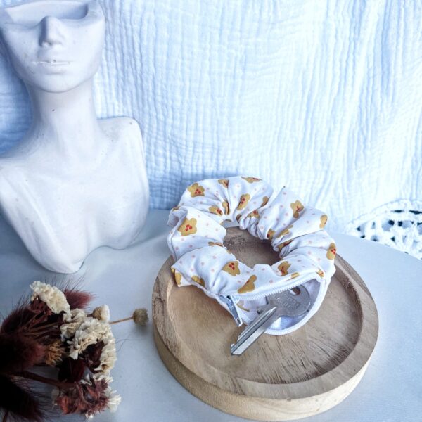 Chouchou blanc motif fleuri avec fleurs jaunes moutardes, touches de rouge et pois roses, fermeture éclair blanche