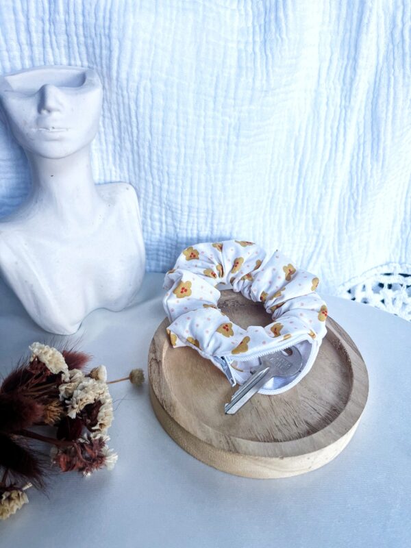 Chouchou blanc motif fleuri avec fleurs jaunes moutardes, touches de rouge et pois roses, fermeture éclair blanche