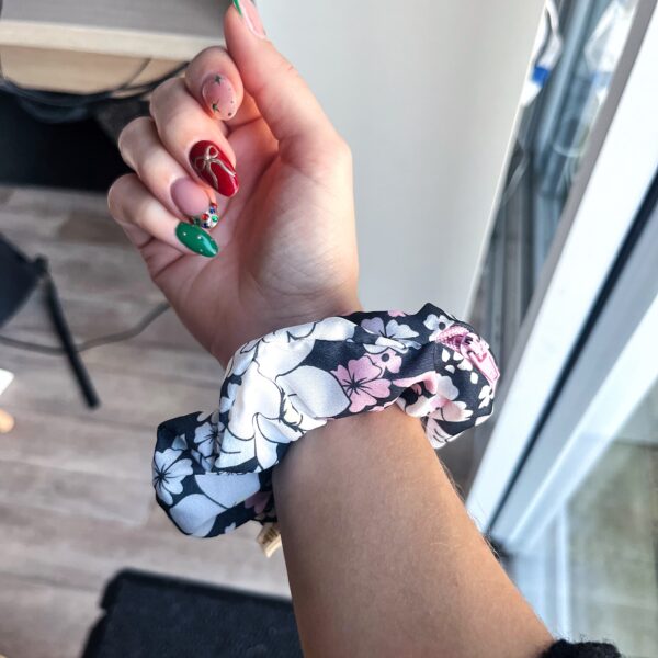 Chouchou gris anthracite avec motifs floraux blancs, roses et jaunes, fermeture éclair rose