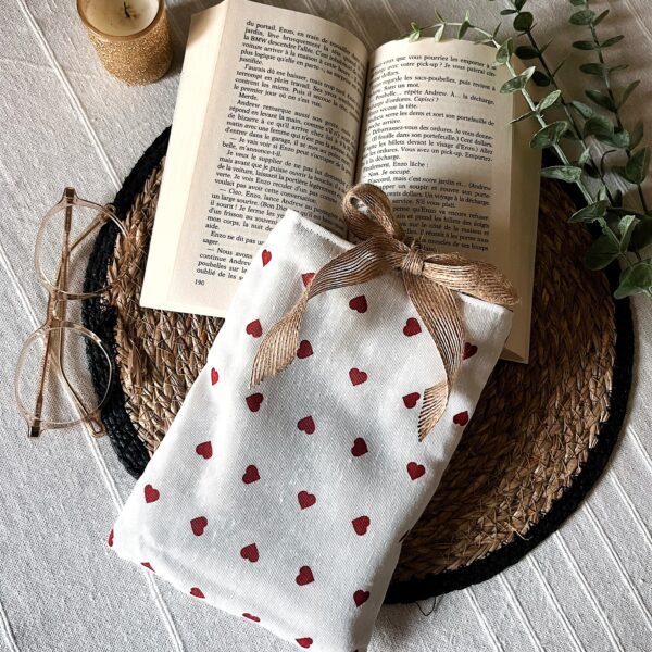 Pochette de livre réversible en tissu recyclé, molletonnée, nouée avec un ruban en jute, fabriquée à partir d’un foulard bordeaux motif zébré et de tissu à petits cœurs.
