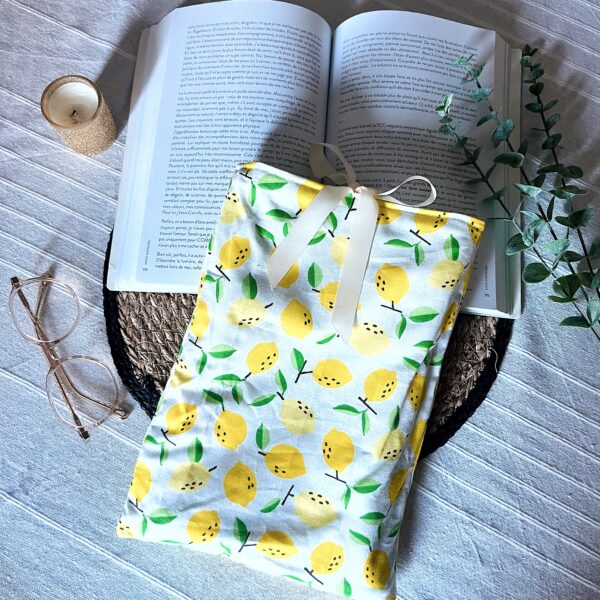 Grande pochette de livre upcyclée grand format vert et motif citrons, fermeture par ruban satiné ivoire.